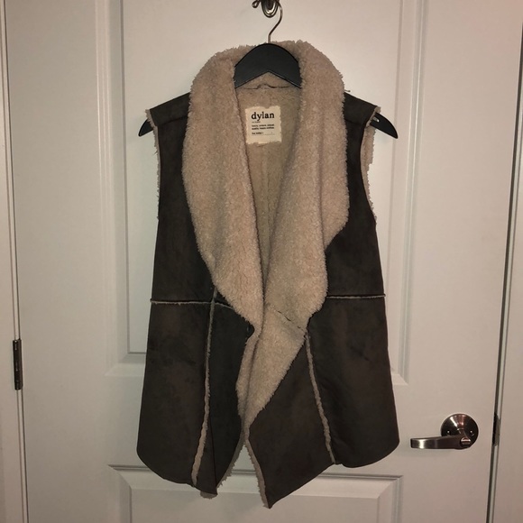 Barely worn Sherpa vest - Picture 3 of 5